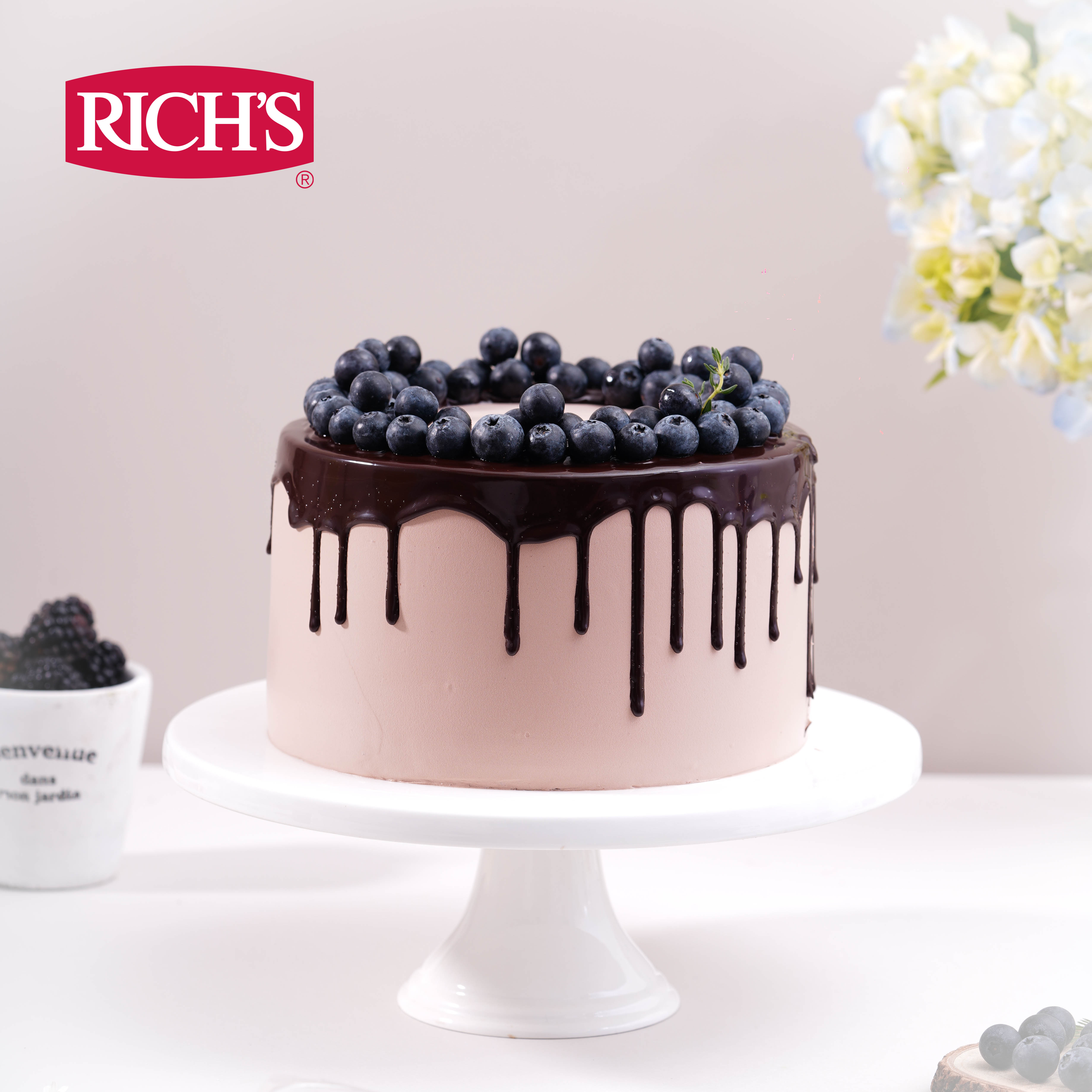 Explore creative ways to chocolate cake to decorate for any occasion